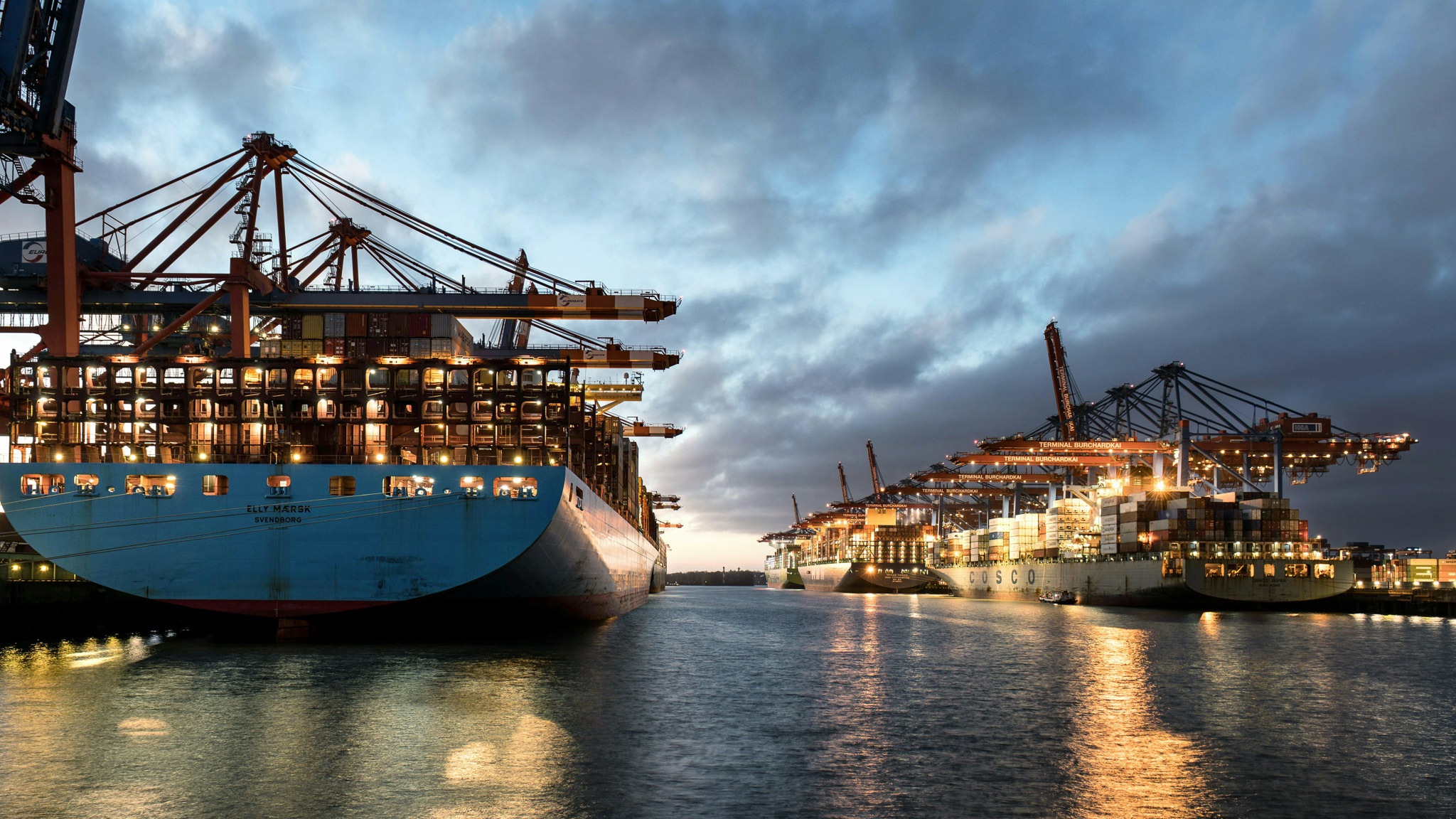 Container-Schiffe von hinten im Wasser in der Elbe.